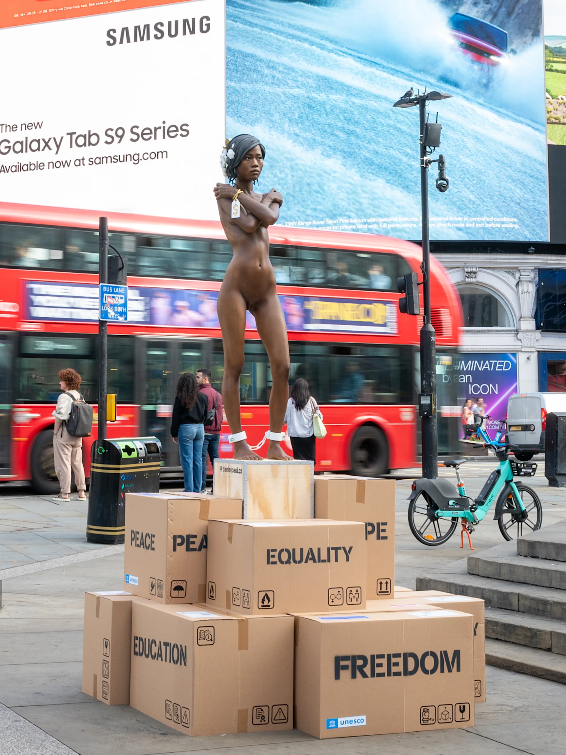 Daniel-Paul_You-Can-Buy-Me_Figurative-Sculpture_London_2023_Installation-View_01 blank